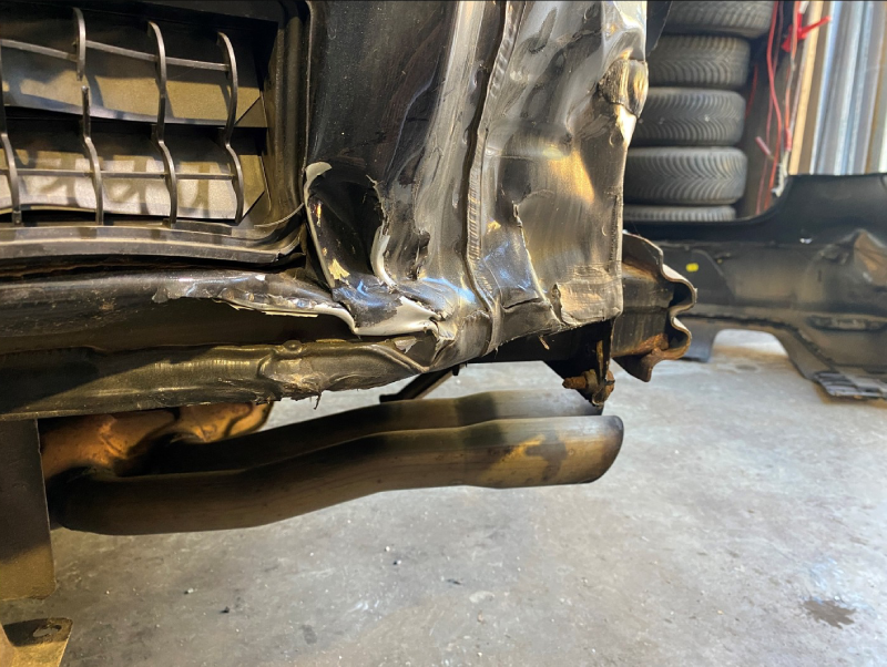 Dein Kfz-Gutachter bei einer Reparaturbestätigung eines Autos nach einem Unfall VW