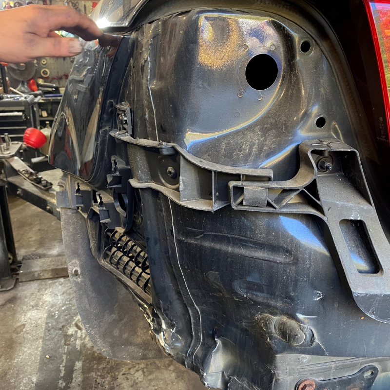 Dein Kfz-Gutachter bei einer Reparaturbestätigung eines Autos nach einem Unfall