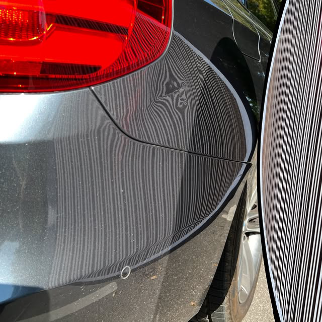 Dein Kfz Gutachter macht eine Schadensaufnahme für ein Kfz-Kurzgutachten an einem Auto