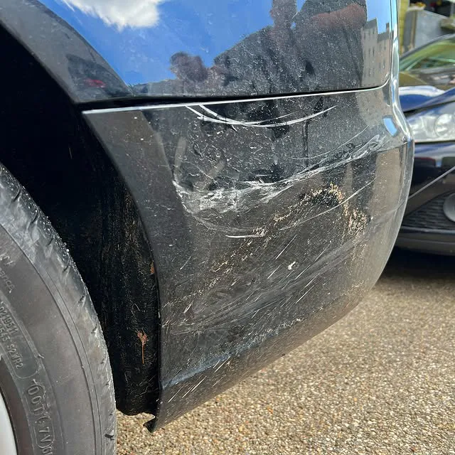 Dein Kfz-Gutachter Schadensaufnahme an einem Auto für ein Unfallgutachten in Regensburg