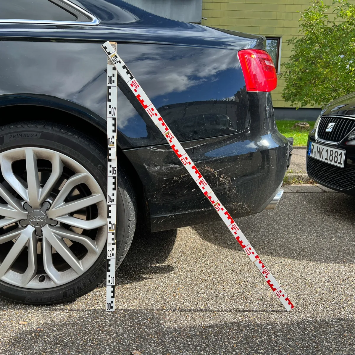 Dein Kfz-Gutachter Schadensaufnahme an einem Auto mit Maßstab für ein Unfallgutachten in Regensburg